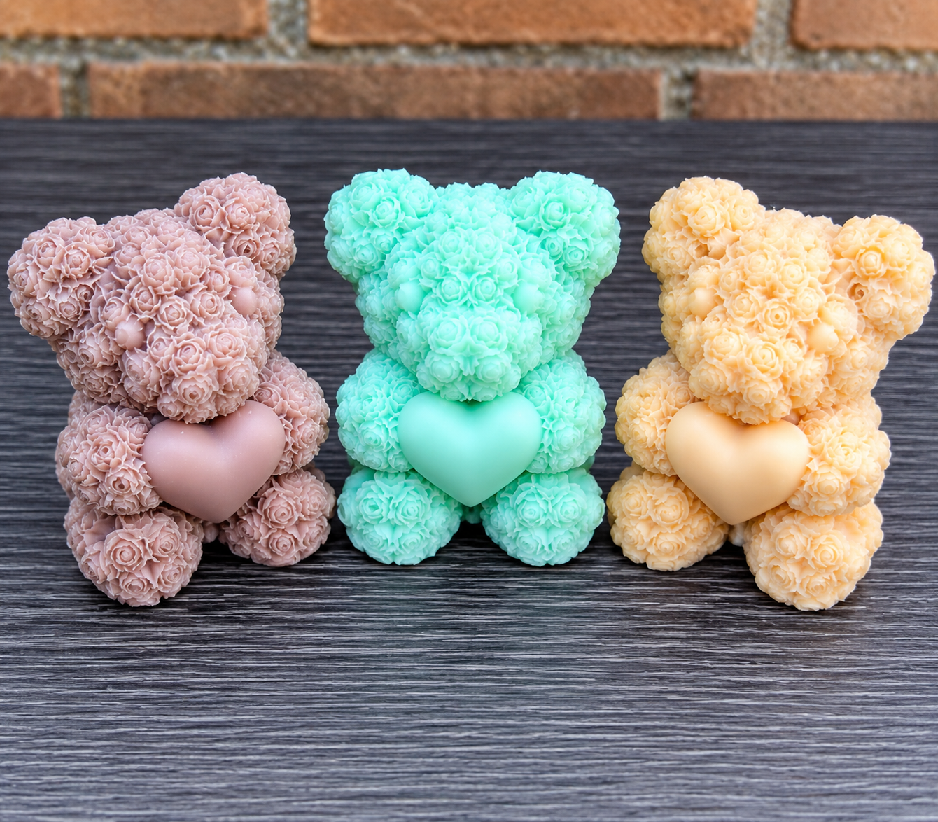 beren gemaakt van kaarsenwas bears made out of soap